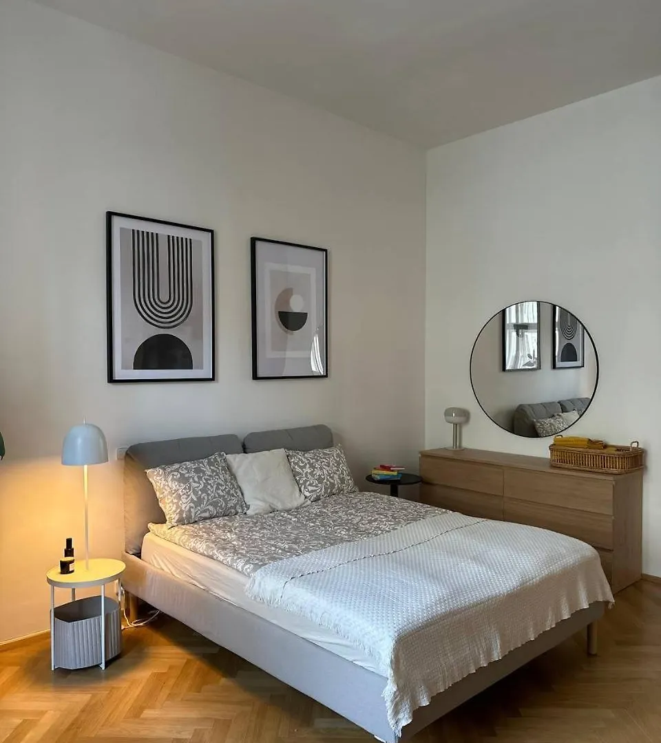 פראג Spacious Elegance - A Central Gem